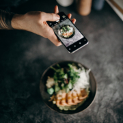femme prenant une photo d'un plat avec un smartphone